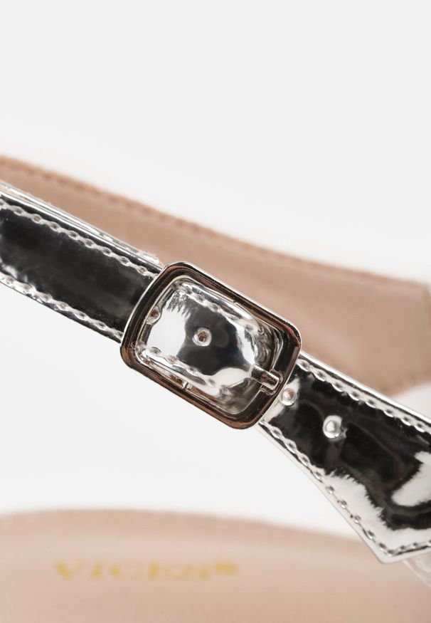 Born2be - Srebrne Sandały VICES na Słupku ze Sprzączką i Ozdobną Kokardką Orinvia. Okazja: na co dzień. Zapięcie: sprzączka. Kolor: srebrny. Materiał: jeans. Obcas: na słupku. Styl: casual, klasyczny, elegancki