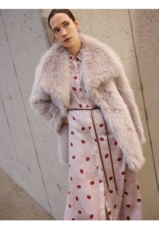 Reserved - Koszulowa sukienka z paskiem - wielobarwny. Materiał: tkanina. Wzór: nadruk. Typ sukienki: koszulowe