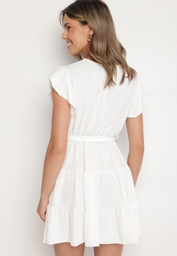 Born2be - Biała Kopertowa Sukienka Ozdobiona Falbanami i Paskiem Liliessa. Okazja: na co dzień. Typ kołnierza: dekolt w kształcie V. Kolor: biały. Wzór: aplikacja. Typ sukienki: kopertowe. Styl: casual, elegancki, klasyczny