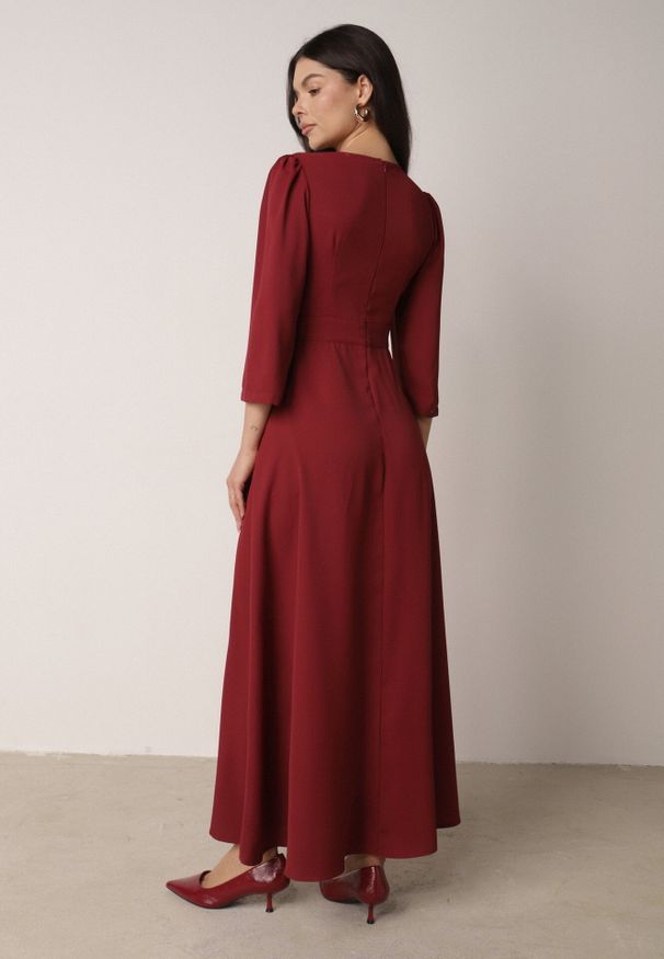 Born2be - Bordowa Kopertowa Sukienka Wieczorowa z Metaliczną Aplikacją w Talii Henalana. Okazja: na imprezę. Typ kołnierza: dekolt w serek. Kolor: czerwony. Wzór: aplikacja. Typ sukienki: kopertowe. Styl: wizytowy