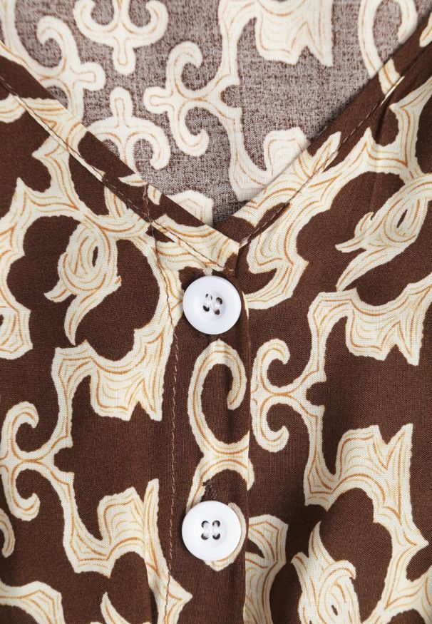 Born2be - Brązowa Bawełniana Sukienka z Dekoltem w Serek Zapinana na Guziki z Gumką w Pasie Kelea. Okazja: na co dzień. Typ kołnierza: dekolt w serek. Kolor: brązowy. Materiał: bawełna. Typ sukienki: proste. Styl: wizytowy, casual, klasyczny, elegancki