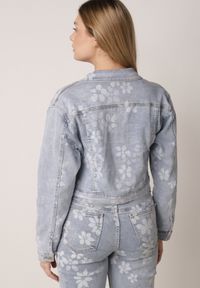 Born2be - Niebieska Krótka Kurtka Jeansowa z Bawełną i Wiskozą w Kwiatowy Wzór Neanelith. Okazja: na co dzień. Kolor: niebieski. Materiał: wiskoza, jeans, bawełna. Długość: krótkie. Wzór: kwiaty. Styl: casual, elegancki #8