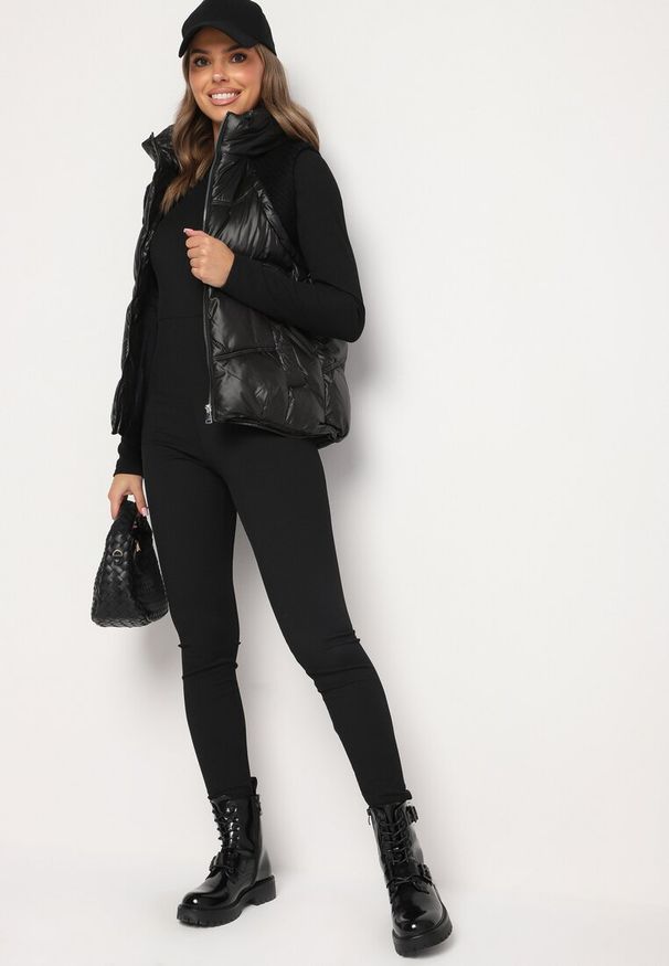 Born2be - Czarna Pikowana Kamizelka z Kapturem i Ściągaczami Timorae. Okazja: na spacer. Typ kołnierza: kaptur. Kolor: czarny. Materiał: jeans