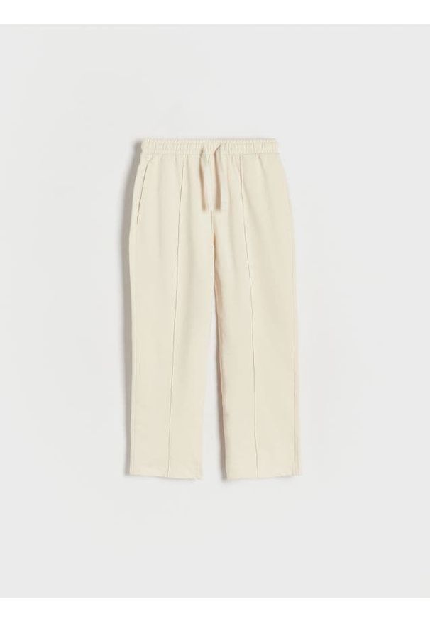 Reserved - Dresowe spodnie z przeszyciami - kremowy. Kolor: kremowy. Materiał: dresówka
