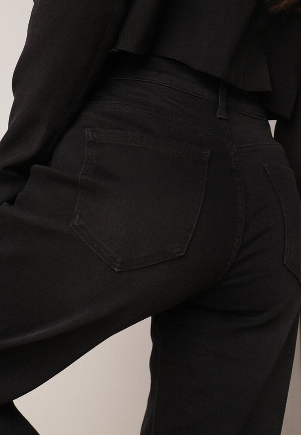 Born2be - Czarne Proste Jeansy z Wysokim Stanem z Bawełną i Domieszką Wiskozy Dhysrelle. Okazja: na co dzień, na spotkanie biznesowe. Stan: podwyższony. Kolor: czarny. Styl: biznesowy, klasyczny, casual