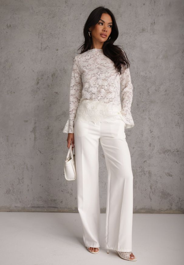 Renee - Beżowy Bluzka z Koronki Ozdobiona Rozkloszowanymi Rękawami i Falbanką na Dole Sanovia. Okazja: na co dzień. Kolor: beżowy. Materiał: koronka. Wzór: aplikacja, koronka. Styl: elegancki, casual