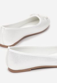 Renee - Białe Balerinki Nospe. Nosek buta: okrągły. Zapięcie: bez zapięcia. Kolor: biały. Szerokość cholewki: normalna. Wzór: aplikacja #4