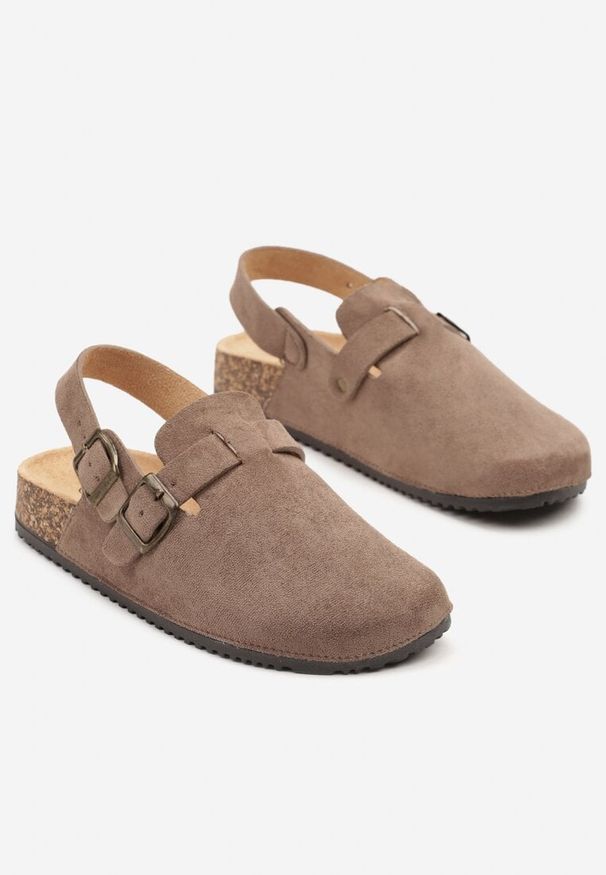 Renee - Ciemnobeżowe Sandały Chodaki z Ozdobną Klamerką i Paskiem Senelra. Okazja: na spacer. Kolor: beżowy. Sezon: lato. Obcas: na obcasie. Styl: elegancki. Wysokość obcasa: niski