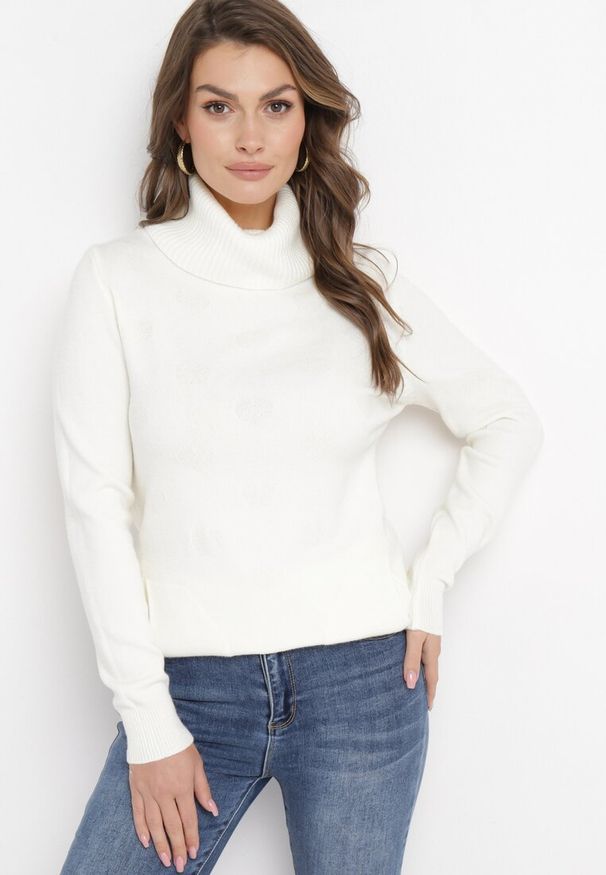 Born2be - Biały Golf z Miękkiej Dzianiny Oamperie. Typ kołnierza: golf. Kolor: biały. Materiał: dzianina. Długość rękawa: długi rękaw. Długość: długie. Wzór: aplikacja