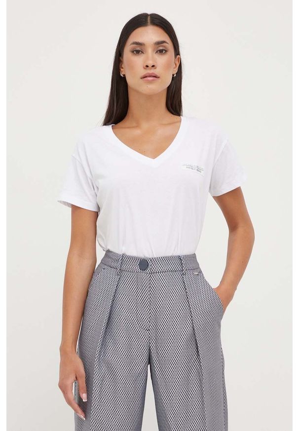 Armani Exchange t-shirt bawełniany kolor biały. Kolor: biały. Materiał: bawełna. Długość rękawa: krótki rękaw. Długość: krótkie. Wzór: aplikacja