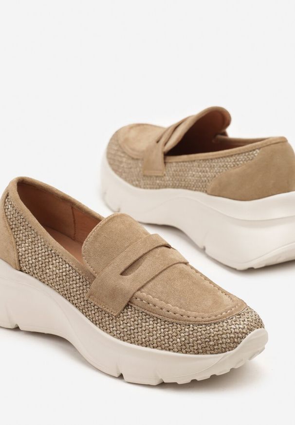Renee - Ciemnobeżowe Półbuty na Tłoczonej Platformie Eraviella. Okazja: na co dzień. Kolor: beżowy. Materiał: jeans. Obcas: na platformie. Styl: elegancki, casual. Wysokość obcasa: średni