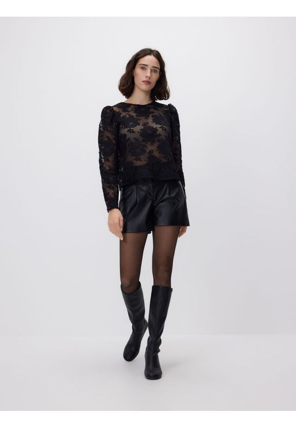 Reserved - Bluzka z haftem - czarny. Kolor: czarny. Materiał: tkanina, bawełna. Wzór: haft