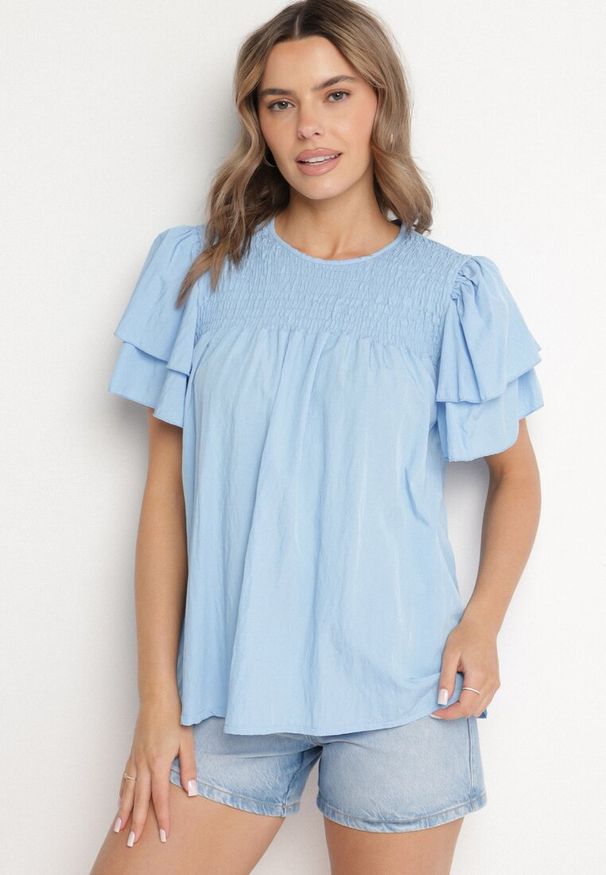Born2be - Jasnoniebieska Bluzka z Wiskozą o Trapezowym kroju z Falbankami i Elastyczną Wstawką Dorlimi. Okazja: na co dzień. Typ kołnierza: kołnierz z falbankami. Kolor: niebieski. Materiał: wiskoza. Styl: casual, elegancki
