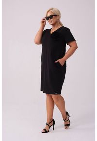 Moda Size Plus Iwanek - Czarna sukienka Eloise - Casualowa Elegancja PLUS SIZE XXL LATO. Okazja: na co dzień. Kolekcja: plus size. Kolor: czarny. Materiał: tkanina, dzianina, dresówka, bawełna, elastan. Wzór: kwiaty. Sezon: lato. Typ sukienki: dla puszystych. Styl: casual