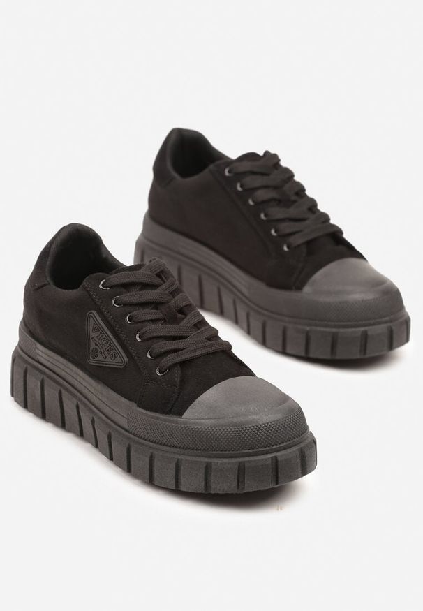 Renee - Czarne Sneakersy Vices na Platformie z Ozdobą i Napisem Leawen. Okazja: na co dzień. Nosek buta: okrągły. Kolor: czarny. Materiał: jeans. Wzór: aplikacja, napisy. Obcas: na platformie