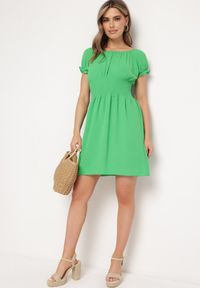 Born2be - Zielona Rozkloszowana Sukienka Typu Hiszpanka z Gumką w Pasie Tiadella. Okazja: na co dzień. Typ kołnierza: dekolt hiszpanka. Kolor: zielony. Długość rękawa: krótki rękaw. Sezon: wiosna, lato. Typ sukienki: proste. Styl: casual, elegancki #6