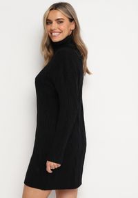 Born2be - Czarna Sweterkowa Mini Sukienka z Szerokim Golfem i Ściągaczami Patricime. Typ kołnierza: golf. Kolor: czarny. Długość: mini #5