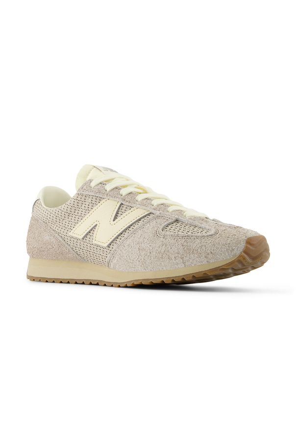 Buty unisex New Balance U471RB – beżowe. Kolor: beżowy. Materiał: syntetyk, zamsz, materiał. Szerokość cholewki: normalna. Wzór: jodełka. Sezon: lato