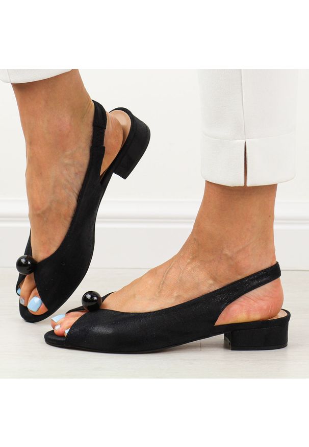 Czarne satynowe sandały damskie na obcasie T.Sokolski L26-136s. Okazja: na ślub cywilny, na wesele. Kolor: czarny. Materiał: skóra. Sezon: wiosna, lato. Obcas: na obcasie. Styl: elegancki, klasyczny. Wysokość obcasa: niski