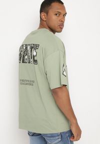 Born2be - Jasnozielona Bawełniana Koszulka T-shirt z Ozdobnym Nadrukiem Sanestia. Okazja: na co dzień. Kolor: zielony. Materiał: bawełna. Wzór: nadruk. Styl: klasyczny, casual, elegancki #3
