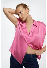 mango - Mango koszula Sassa damska kolor różowy relaxed z kołnierzykiem klasycznym. Typ kołnierza: kołnierzyk klasyczny. Kolor: różowy. Materiał: tkanina, włókno. Wzór: gładki. Styl: klasyczny #2