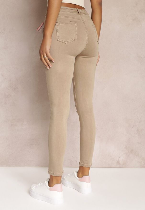 Renee - Beżowe Spodnie Skinny z Wysokim Stanem i Ozdobną Chustką Hyadia. Okazja: na co dzień. Stan: podwyższony. Kolor: beżowy. Styl: casual