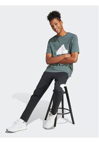 Adidas - adidas T-Shirt Future Icons Badge of Sport IZ1623 Zielony Regular Fit. Kolor: zielony. Materiał: bawełna. Styl: sportowy #4