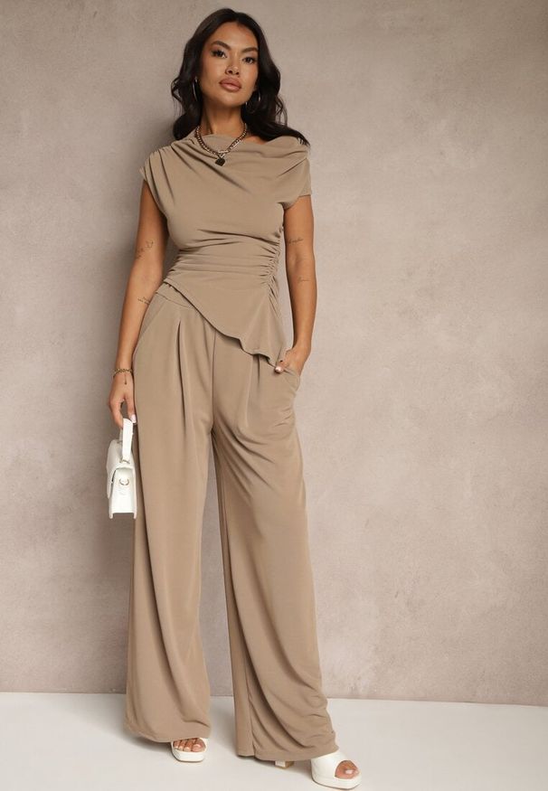 Renee - Jasnobrązowy Komplet Spodnie o Szerokim Kroju i Asymetryczna Bluzka z Marszczeniem Nitara. Kolor: brązowy