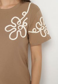 Born2be - Jasnobrązowy T-shirt z Kwiatowymi Aplikacjami Tilenna. Okazja: na co dzień. Kolor: brązowy. Materiał: jeans. Wzór: aplikacja, kwiaty. Styl: klasyczny, elegancki, casual #4