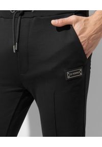 Les Hommes - LES HOMMES - Czarne spodnie dresowe z logo. Kolor: czarny. Materiał: dresówka