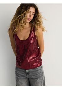 Reserved - Cekinowy top - bordowy. Kolor: czerwony. Materiał: dzianina. Styl: klasyczny #1