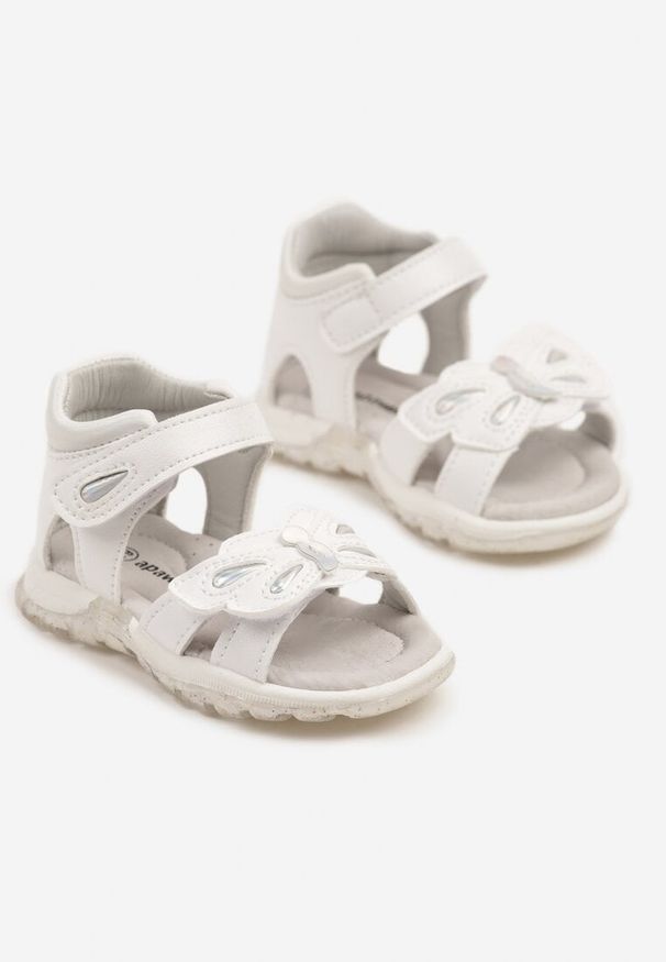 Born2be - Białe Sandały ze Skórzaną Wkładką i Aplikacją z Motylem Nelriva. Okazja: na co dzień. Nosek buta: otwarty. Zapięcie: rzepy. Kolor: biały. Materiał: skóra. Wzór: aplikacja. Sezon: lato. Styl: młodzieżowy, casual, elegancki