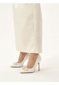 Kazar - Białe czółenka ślubne z połyskującą ozdobą z cyrkonii. Okazja: na ślub cywilny, na wesele. Kolor: biały. Materiał: tkanina. Wzór: aplikacja. Styl: elegancki, młodzieżowy #4