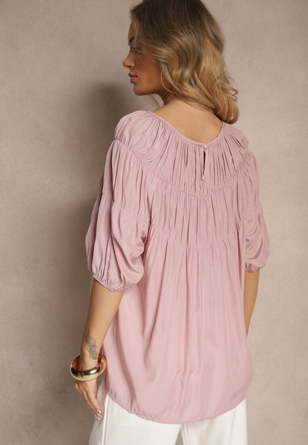 Renee - Różowa Bluzka z Wiskozą o Fasonie Oversize z Gumkami w Ramionach Alirona. Okazja: na spacer. Kolor: fioletowy. Materiał: wiskoza. Styl: klasyczny, elegancki