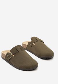 Renee - Zielone Klapki Typu Chodaki z Ekozamszu Zdobione Sprzączką Amustana. Okazja: na co dzień. Kolor: zielony. Materiał: jeans. Wzór: aplikacja. Styl: casual, elegancki