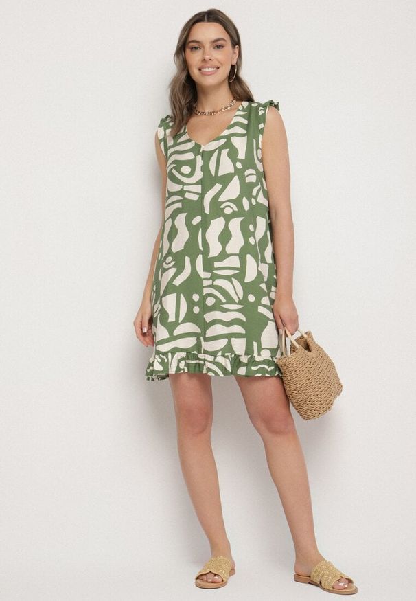 Born2be - Zielona Sukienka o Rozkloszowanym Kroju z Dekoltem w Serek w Abstrakcyjny Wzór Mevondra. Okazja: na co dzień. Typ kołnierza: dekolt w serek. Kolor: zielony. Materiał: jeans, skóra. Długość rękawa: bez rękawów. Styl: casual, elegancki