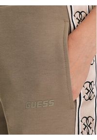 Guess Spodnie dresowe V2YB15 KB3P2 Brązowy Regular Fit. Kolor: brązowy. Materiał: bawełna