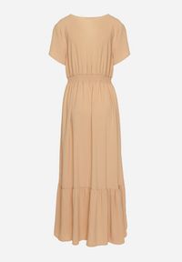 Born2be - Ciemnobeżowa Sukienka z Cienkimi Gumkami w Pasie Ozdobiona Guzikami z Rozcięciem i Falbanką Farcia. Okazja: na co dzień. Kolor: beżowy. Długość rękawa: krótki rękaw. Wzór: aplikacja. Typ sukienki: proste. Styl: casual, elegancki #5