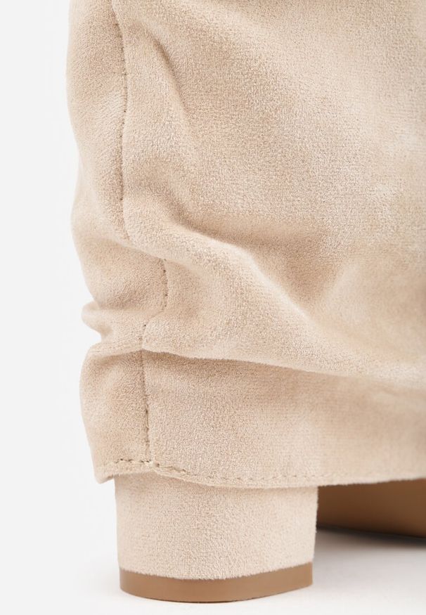 Renee - Beżowe Marszczone Kozaki na Słupkowym Obcasie z Wywiniętą Cholewką Runella. Okazja: na imprezę, na co dzień. Kolor: beżowy. Materiał: jeans, skóra. Szerokość cholewki: normalna. Obcas: na obcasie. Styl: casual, elegancki. Wysokość obcasa: średni