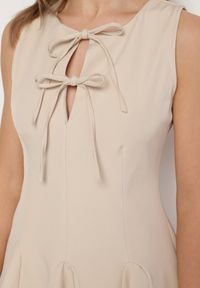 Born2be - Beżowa Rozkloszowana Sukienka Bez Rękawów z Ozdobnymi Wiązaniami Avelkio. Okazja: na co dzień, na spacer. Kolor: beżowy. Długość rękawa: bez rękawów. Typ sukienki: rozkloszowane. Styl: casual, elegancki #6