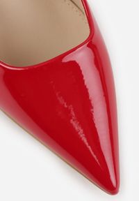 Born2be - Czerwone Klasyczne Szpilki Vices z Lakierowanym Połyskiem i Szpiczastym Noskiem Letania. Nosek buta: szpiczasty. Kolor: czerwony. Materiał: lakier. Obcas: na szpilce. Styl: klasyczny. Wysokość obcasa: średni #6