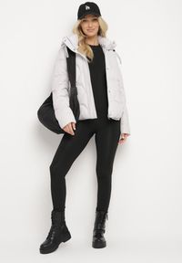 Born2be - Biała Pikowana Kurtka o Pudełkowym Kroju z Kapturem i Ściągaczami Selizola. Okazja: na spacer. Typ kołnierza: kaptur. Kolor: biały. Materiał: skóra, jeans. Styl: sportowy #6