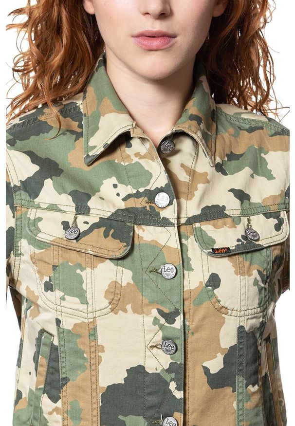 Lee - DAMSKA KURTKA JEANSOWA LEE CROPPED RIDER JACKET CAMOUFLAGE L54CCW03 112112756. Materiał: jeans. Wzór: moro