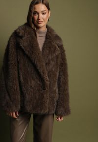 Born2be - Brązowa Dwurzędowa Kurtka Futerko o Fasonie Oversize Asinella. Okazja: na randkę, na co dzień, na spacer. Kolor: brązowy. Materiał: futro. Styl: casual