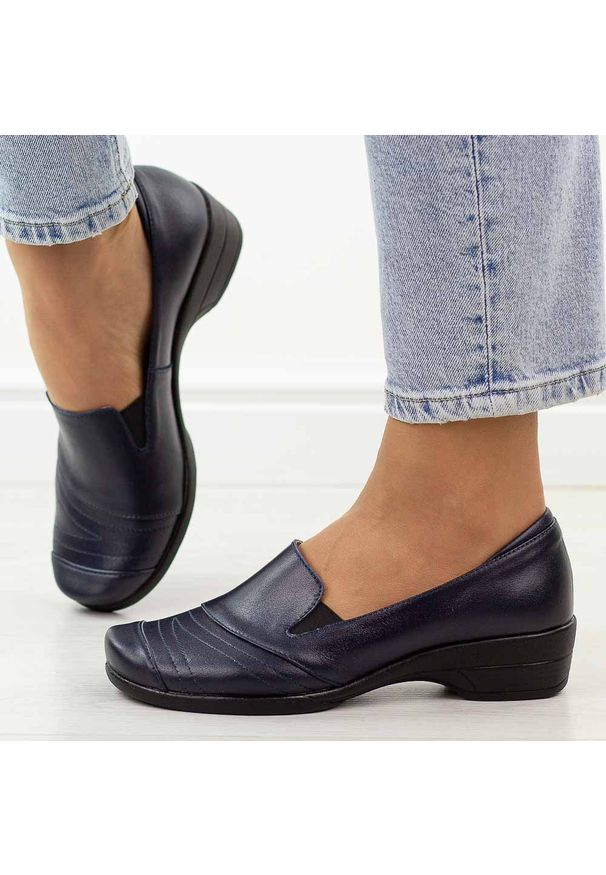 Granatowe skórzane Polskie półbuty damskie Gregors 421. Okazja: na co dzień, na spotkanie biznesowe, do pracy. Zapięcie: bez zapięcia. Kolor: czarny. Materiał: skóra. Sezon: wiosna. Obcas: na koturnie. Styl: casual, biznesowy, elegancki, klasyczny