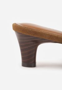 Renee - Ciemnobeżowe Klapki na Kaczuszce VICES Ozdobione Geometryczną Cholewką Nedanoire. Okazja: na randkę, na spacer. Kolor: beżowy. Wzór: geometria, aplikacja. Obcas: na szpilce. Styl: boho. Wysokość obcasa: średni #3