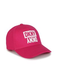 DKNY - Dkny czapka z daszkiem bawełniana dziecięca kolor różowy z nadrukiem. Kolor: różowy. Materiał: bawełna. Wzór: nadruk