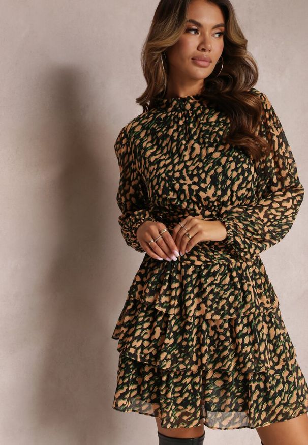 Renee - Beżowo-Zielona Mini Sukienka o Rozkloszowanym Fasonie Ozdobiona Brokatem Giannes. Kolor: beżowy. Materiał: dzianina. Wzór: aplikacja. Długość: mini