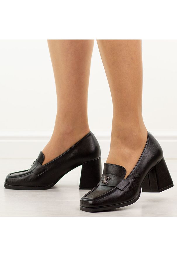 POTOCKI - Czarne półbuty damskie na słupku Potocki 12783. Okazja: na spotkanie biznesowe, na ślub cywilny, na wesele, na imprezę. Kolor: czarny. Szerokość cholewki: normalna. Wzór: aplikacja. Materiał: skóra. Sezon: wiosna, jesień, lato. Obcas: na słupku. Styl: biznesowy, elegancki, klasyczny. Wysokość obcasa: średni