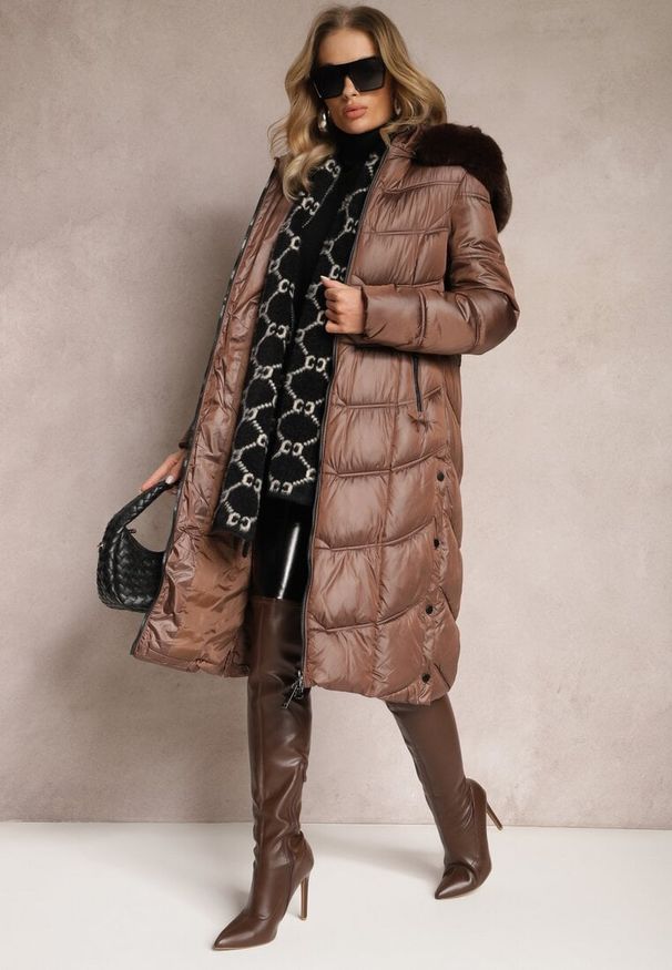 Renee - Brązowa Kurtka Płaszcz za Kolano z Pikowaniem i Odpinanym Kapturem Calarin. Kolor: brązowy. Materiał: zamsz, futro. Długość: długie. Sezon: zima. Styl: elegancki